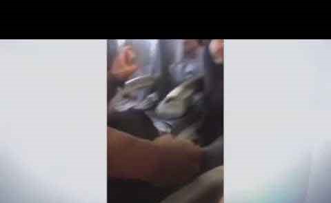 بالفيديو.. إخراج راكب أسيوي بالقوة من الطائرة ..شركة الطيران الأمريكية تعتذر والشرطة توقف الضابط المسؤول