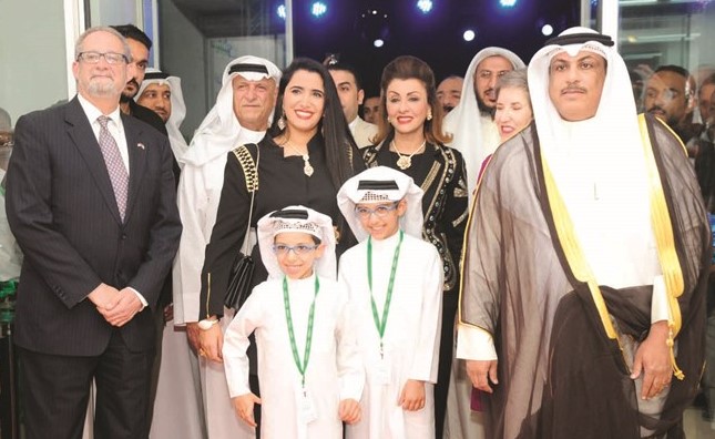 الوكيل عيد الرشيدي والسفير الاميركي يتوسطان نور القطامي ونداء الغانم وعددا من الحضور﻿
