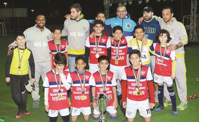 عبدالعزيز المنيع الى جانب لاعبي الاكاديمية والمدربين ﻿