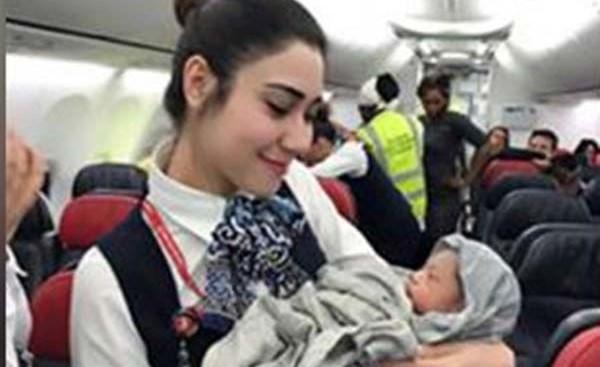 ولادة طفلة على متن الخطوط التركية... بمساعدة طاقم الطائرة