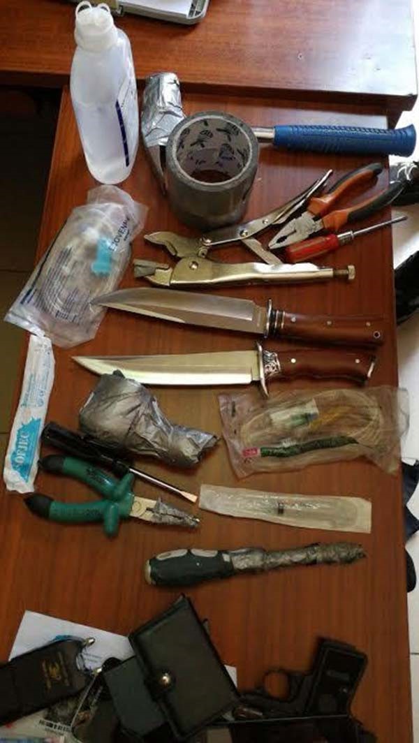 شاهد.. مقيم في السعودية يستعين بشخصين لتهديد زوجته المواطنة بحزام ناسف للحصول على مليون ريال منها.. والشرطة تضبطهم‬‎