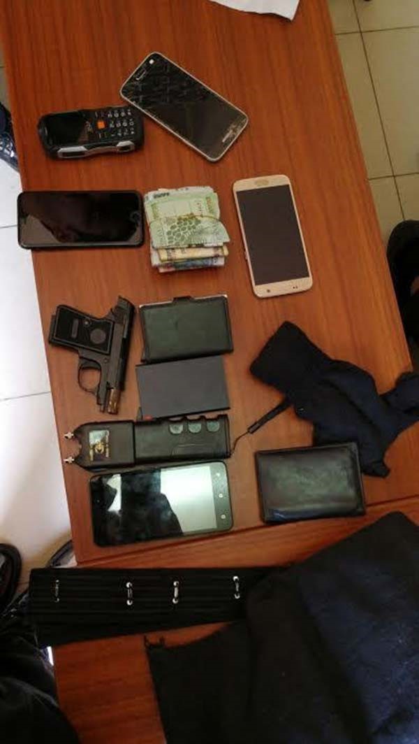 شاهد.. مقيم في السعودية يستعين بشخصين لتهديد زوجته المواطنة بحزام ناسف للحصول على مليون ريال منها.. والشرطة تضبطهم‬‎