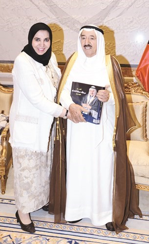 صاحب السمو الامير الشيخ صباح الاحمد يتسلم كتاب «تاريخ عبد الله مبارك الصباح في صور» من الشيخة د.سعاد الصباح