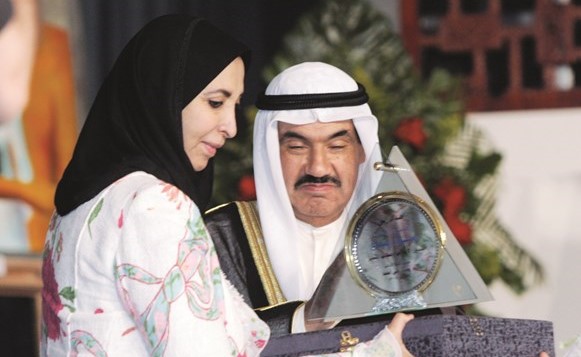 سمو الشيخ ناصر المحمد مكرما الشيخة سعاد بمناسبة اختيارها سيدة ليوم الاديب الكويتي﻿