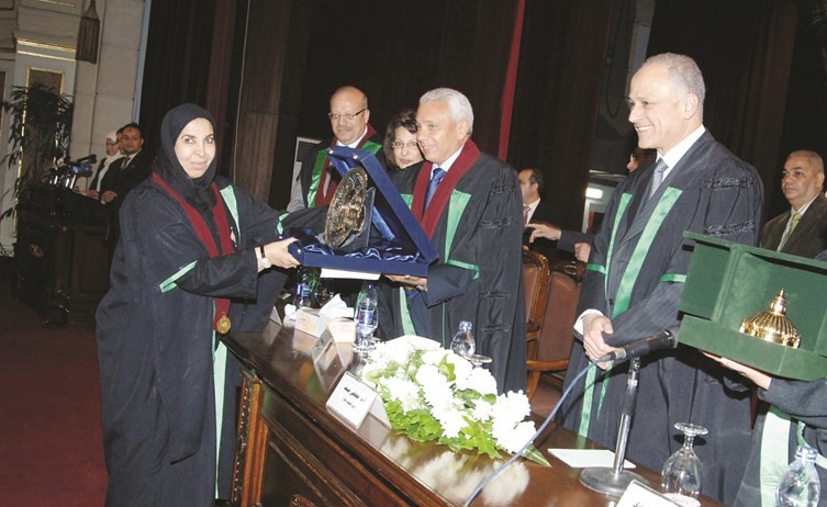 الشيخة د.سعاد الصباح أثناء تسلمها جائزة الاميرة فاطمة للعطاء من جامعة القاهرة خلال احتفال الجامعة في عيد العلم 111﻿