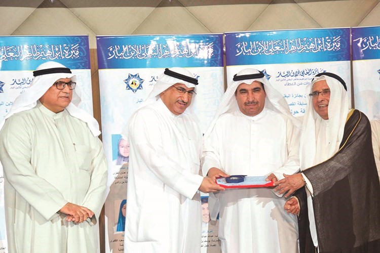الفارس والبغلي خلال تكريم الزميل عبدالعزيز الفضلي﻿