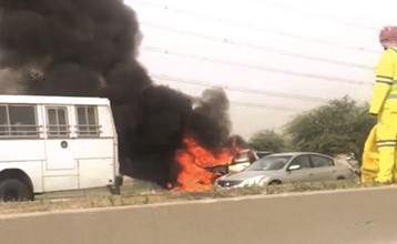 المركبة تتصاعد منها ألسنة الدخان﻿
