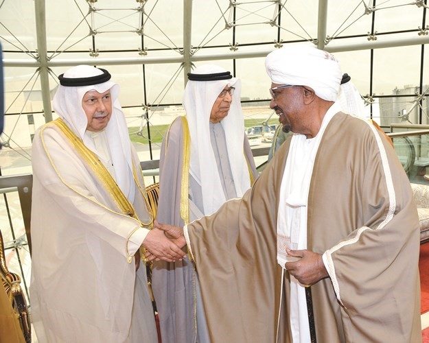 الرئيس عمر البشير مصافحا أحمد فهد الفهد﻿