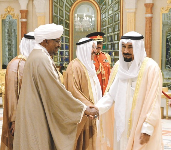 الرئيس البشير مصافحا الشيخ علي الجابر﻿