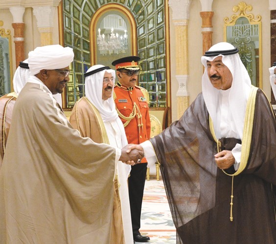 الشيخ جابر العبدالله مصافحا الرئيس السوداني خلال مأدبة الغداء﻿