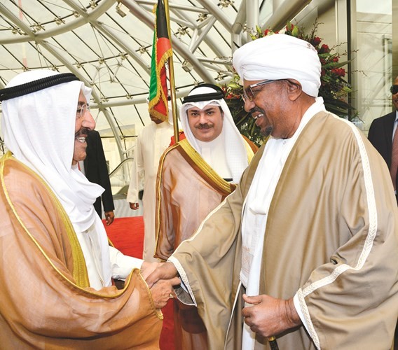 صاحب السمو الأمير الشيخ صباح الأحمد مرحبا بالرئيس السوداني عمر البشير لدى وصوله إلى البلاد﻿