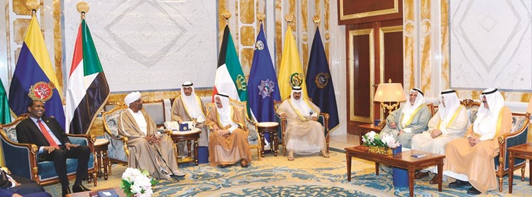 جانب من المباحثات بين صاحب السمو الأمير الشيخ صباح الأحمد والرئيس عمر البشير وسمو ولي العهد الشيخ نواف الأحمد والشيخ علي الجراح وأحمد فهد الفهد وخالد الجارالله﻿