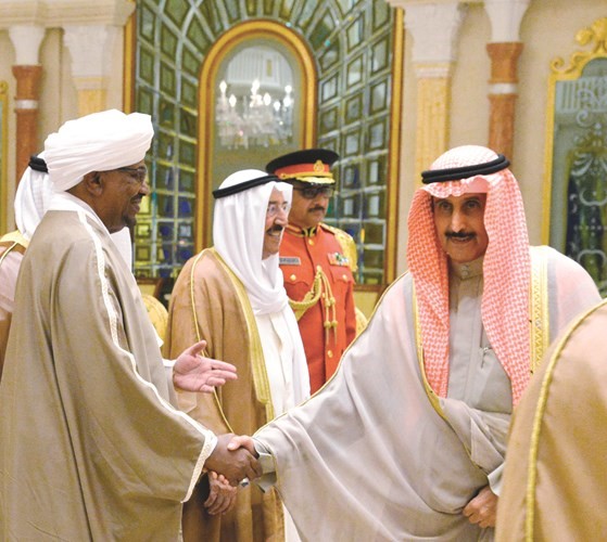 الشيخ د.إبراهيم الدعيج مصافحا الرئيس السوداني﻿