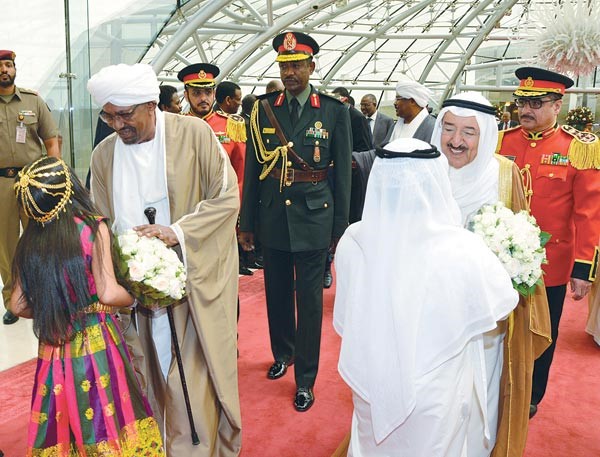 صاحب السمو الأمير الشيخ صباح الأحمد والرئيس السوداني عمر البشير واستقبال بالورود لدى وصول ضيف الكويت