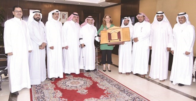بثينة السبيعي مع رئيس وأعضاء نقابة المواصلات﻿