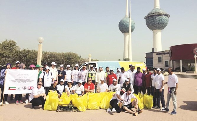 السفير البريطاني ماثيو لودج متوسطا عددا من المشاركين في الحملة﻿