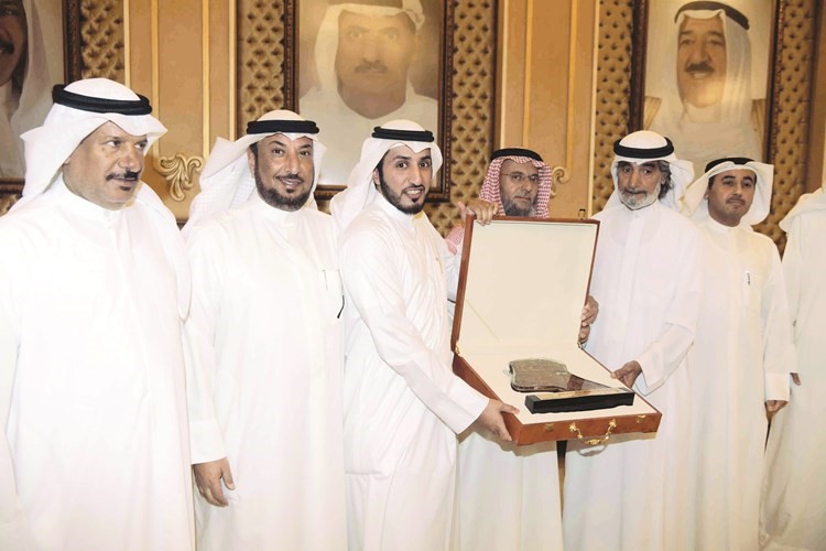 الشاعر سالم خالد الرميضي يتسلم تكريمه﻿