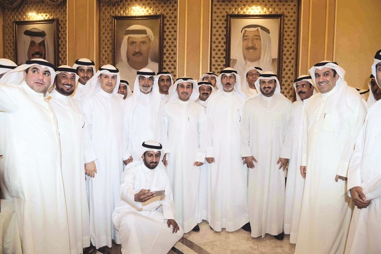 علي الهويريني وأحمد الشحومي وفهد فلاح بن جامع مع عدد من الحضور في الأمسية الأدبية	(محمد هاشم)﻿