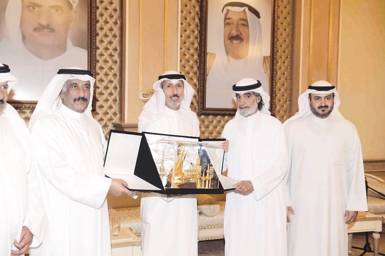 الأديب والكاتب والمخرج السعودي علي الهويريني يتسلم درعا تكريمية من ديوان الشحومي﻿