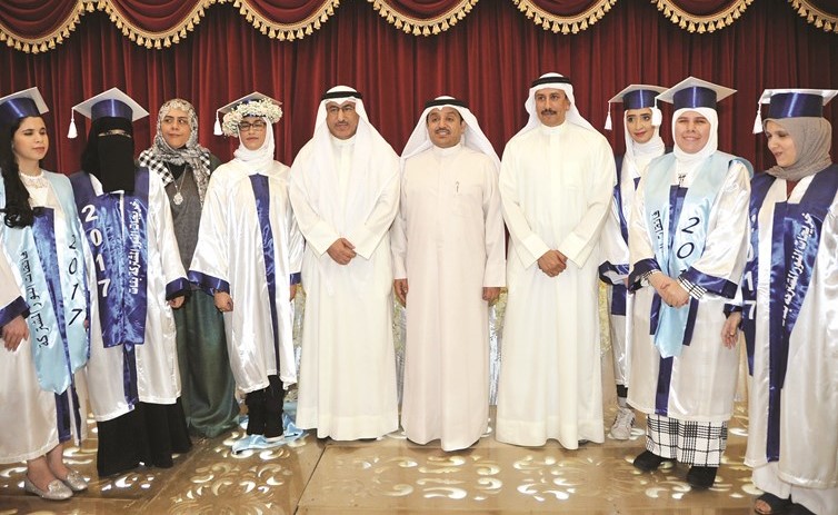 د.محمد الفارس خلال تكريم عدد من الطالبات﻿