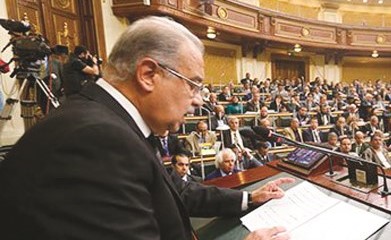 إسماعيل يعرض بيان الحكومة أمام البرلمان حول أسباب إعلان حالة الطوارئ﻿