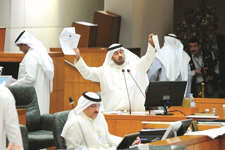 علي الدقباسي متحدثا أثناء الجلسة﻿