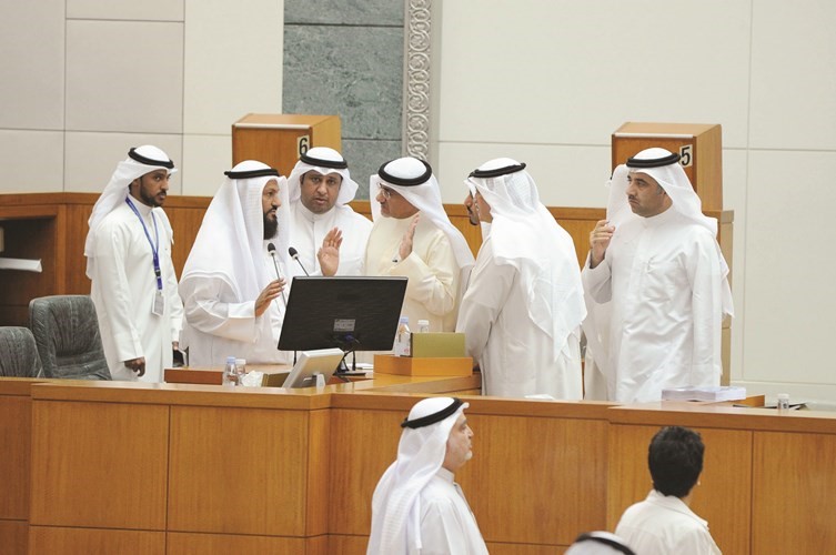 محمد هايف والحميدي السبيعي ود.خليل عبدالله وماجد المطيري وعسكر العنزي ود.عودة الرويعي﻿