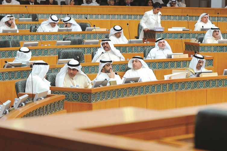 سمو رئيس الوزراء الشيخ جابر المبارك والشيخ خالد الجراح والشيخ محمد العبدالله ود.فالح العزب وصالح عاشور وحمد الهرشاني وفيصل الكندري أثناء الجلسة﻿