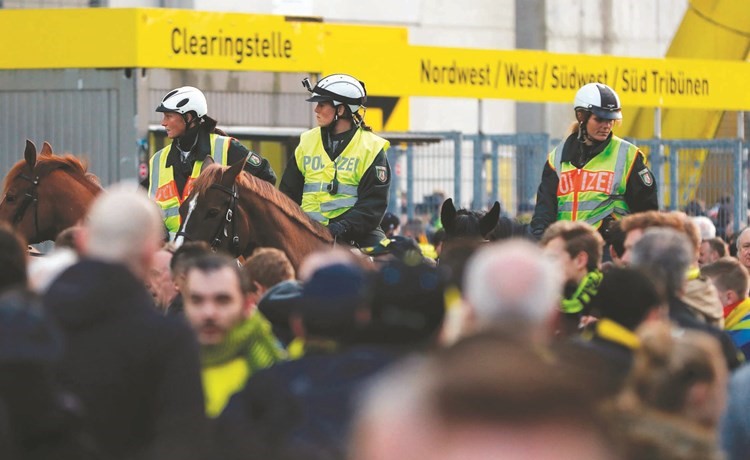  الشرطة الألمانية في محيط ملعب فريق بروسيا دورتموند لتأمين الجماهير عقب وقوع الانفجارات 	(أ.ف.پ)