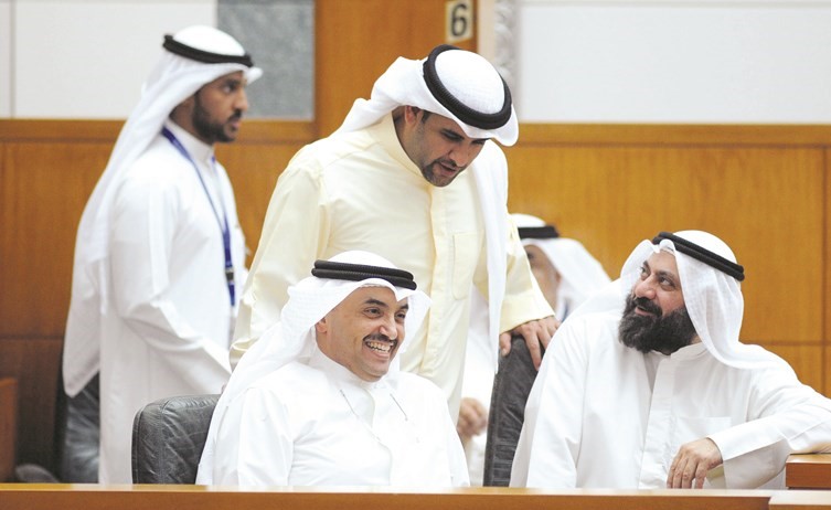  ﻿محمد المطير ود.وليد الطبطبائي قبيل تقديم الاستجواب وبينهما يوسف الفضالة﻿