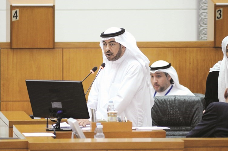  ﻿علي الدقباسي متحدثا على المنصة عن اتفاقية تبادل المتهمين بين الكويت وبريطانيا﻿