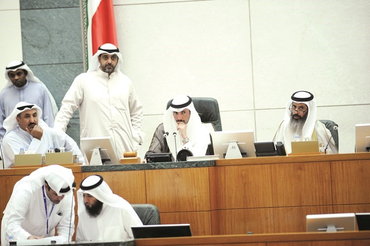  ﻿رئيس مجلس الأمة مرزوق الغانم والشيخ محمد العبدالله وسعد الخنفور ونايف المرداس على المنصة وتبدو الأمانة العامة(هاني الشمري)﻿