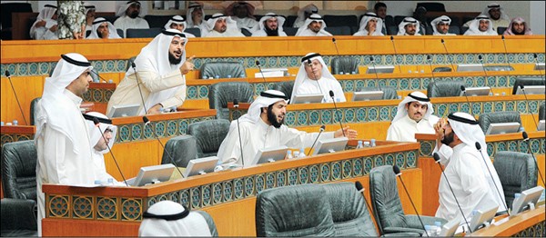 جانب من المشادة التي شهدتها قاعة عبدالله السالم أمس بين النواب سعدون حماد ود.عادل الدمخي ود.جمعان الحربش            (هاني الشمري)