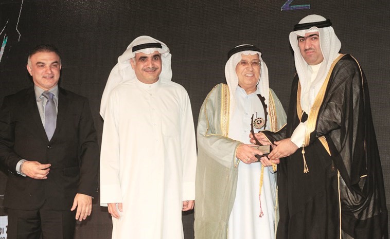 عبدالرسول طاهر البغلي يتسلم الجائزة من وزير التجارة والصناعة خالد الروضان ﻿
