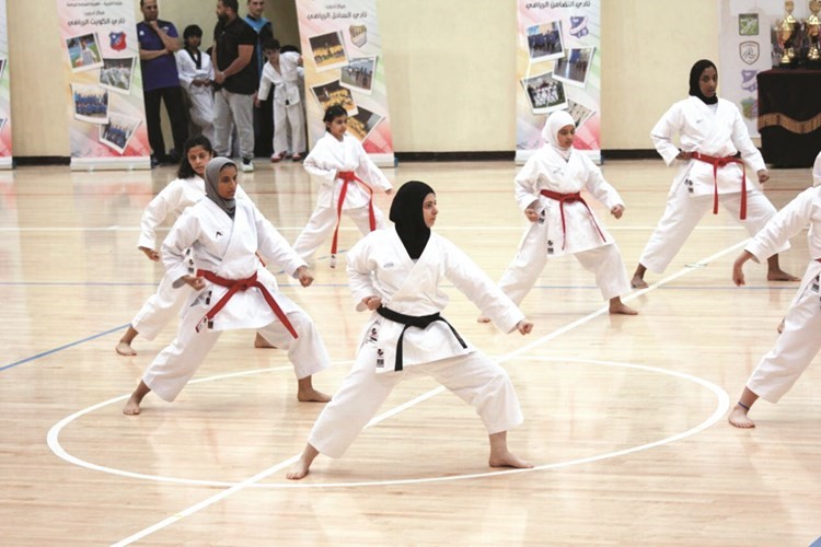 عرض لعدد من الطالبات في لعبة الكاراتيه ﻿