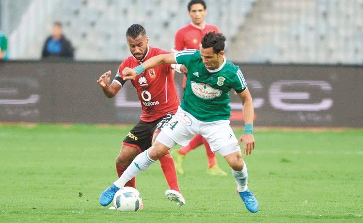 حسام عاشور يحاول إيقاف لاعب الاتحاد﻿