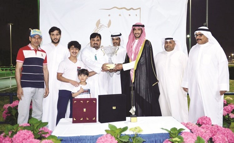 الشيخ عبدالله خالد الفهد يقدم الكأس الى الفائز ﻿