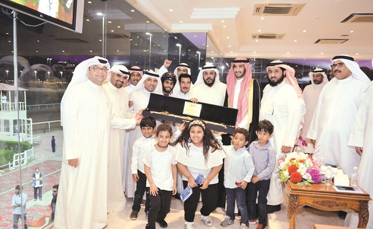 الفهد مع مسؤولي نادي مبارك للفروسية خلال تبادل الدروع وتسليم الجوائز ﻿