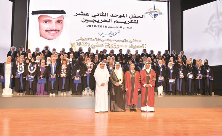 د. أحمد الأثري وعبدالحكيم السبتي وعبدالكريم تقي ود.حسين المكيمي مع كوكبة من خريجي التطبيقي﻿
