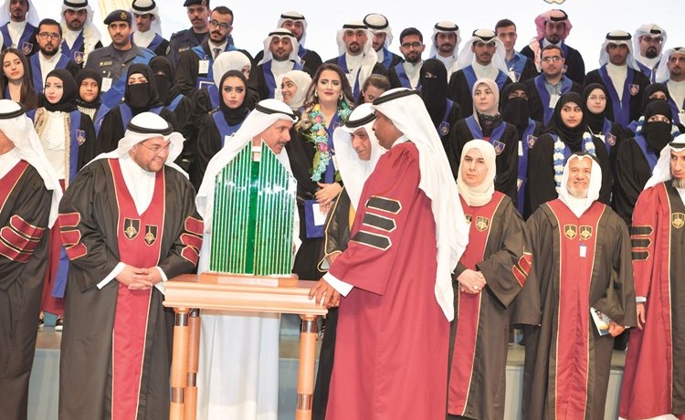 درع تقديرية لراعي الحفل يسلمها د. أحمد الأثري إلى عبدالحكيم السبتي﻿