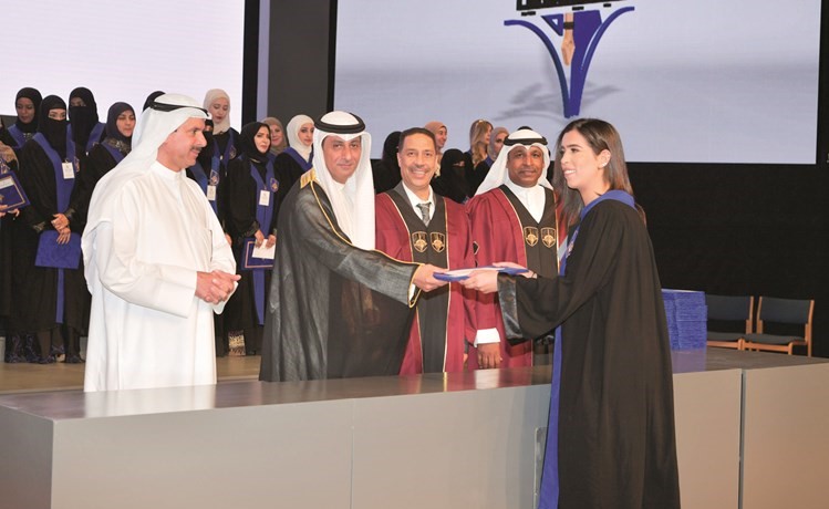 تكريم إحدى الخريجات﻿