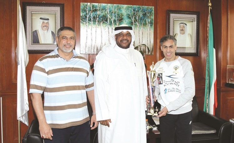 الشيخ أحمد المنصور مستقبلا البطل طارق القلاف ﻿