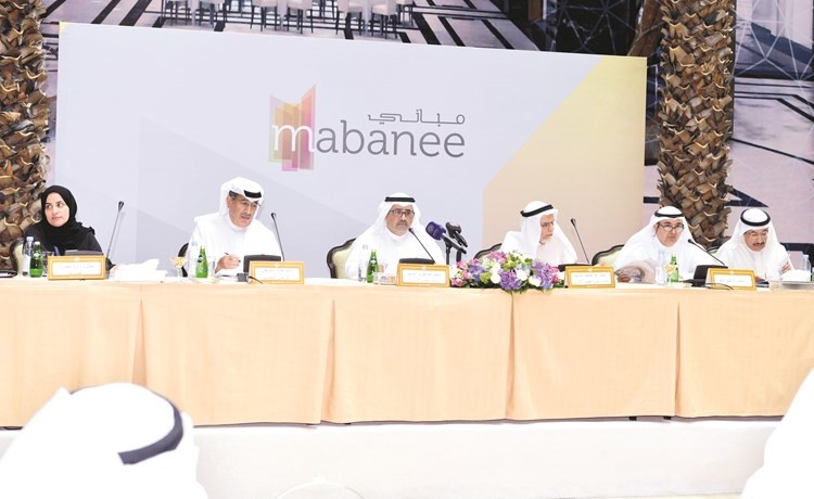 الشايع مترئسا الجمعية العمومية لشركة المباني ويبدو محمد عبداللطيف الشايع ووليد الشريعان (قاسم باشا) ﻿