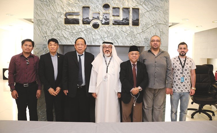 السفير الفلبيني ريناتو بيدرو أوفيلا ووفد السفارة مع الزملاء مستشار الإدارة العامة يوسف عبدالرحمن ومدير التحرير محمد الحسيني واسامة دياب(فريال حماد)﻿