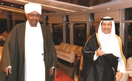سمو الشيخ جابر المبارك والرئيس عمر حسن البشير خلال مأدبة العشاء ﻿