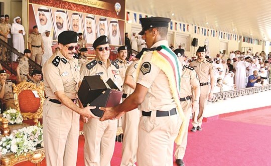 اللواء الشيخ فيصل النواف مكرما أحد الخريجين﻿