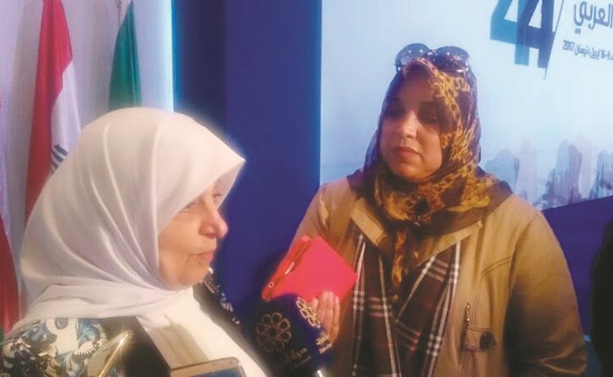 هند الصبيح متحدثة إلى الزميلة هناء السيد﻿