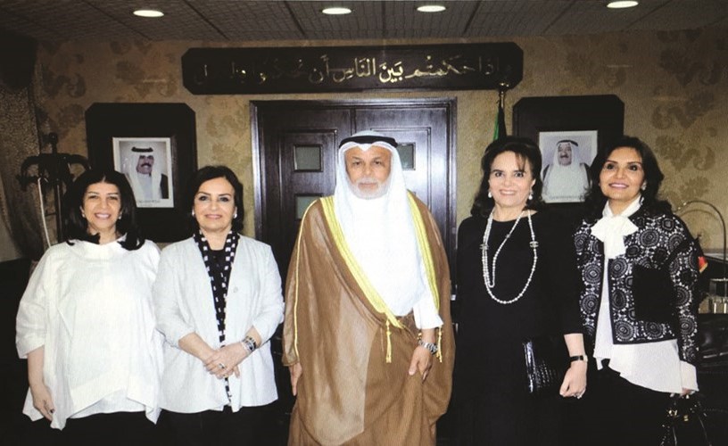 المستشار يوسف جاسم المطاوعة مع رئيسة وعضوات الجمعية الثقافية النسائية﻿