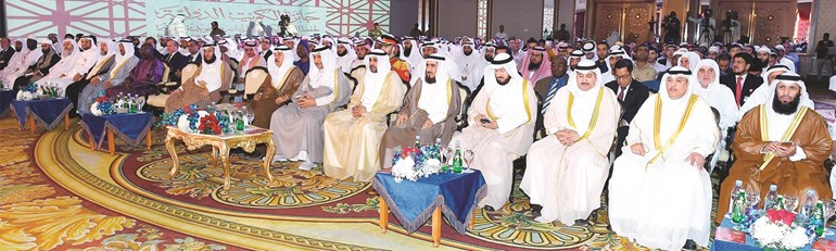 سمو رئيس الوزراء الشيخ جابر المبارك ومحمد الجبري وم.فريد اسد عمادي وقيادات الاوقاف خلال المؤتمر ﻿