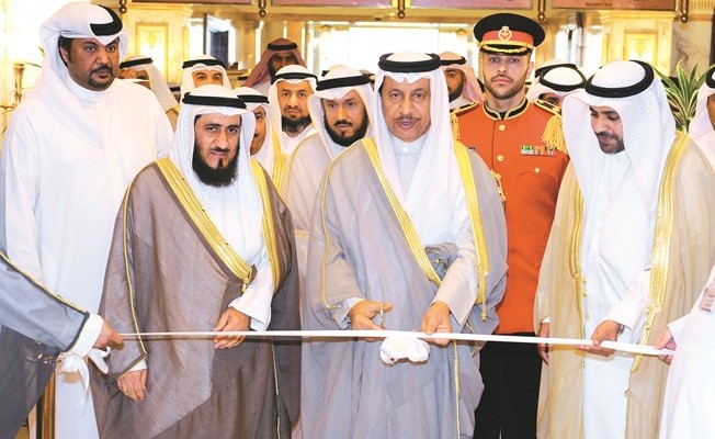 سمو رئيس الوزراء الشيخ جابر المبارك خلال افتتاح المعرض المصاحب ﻿